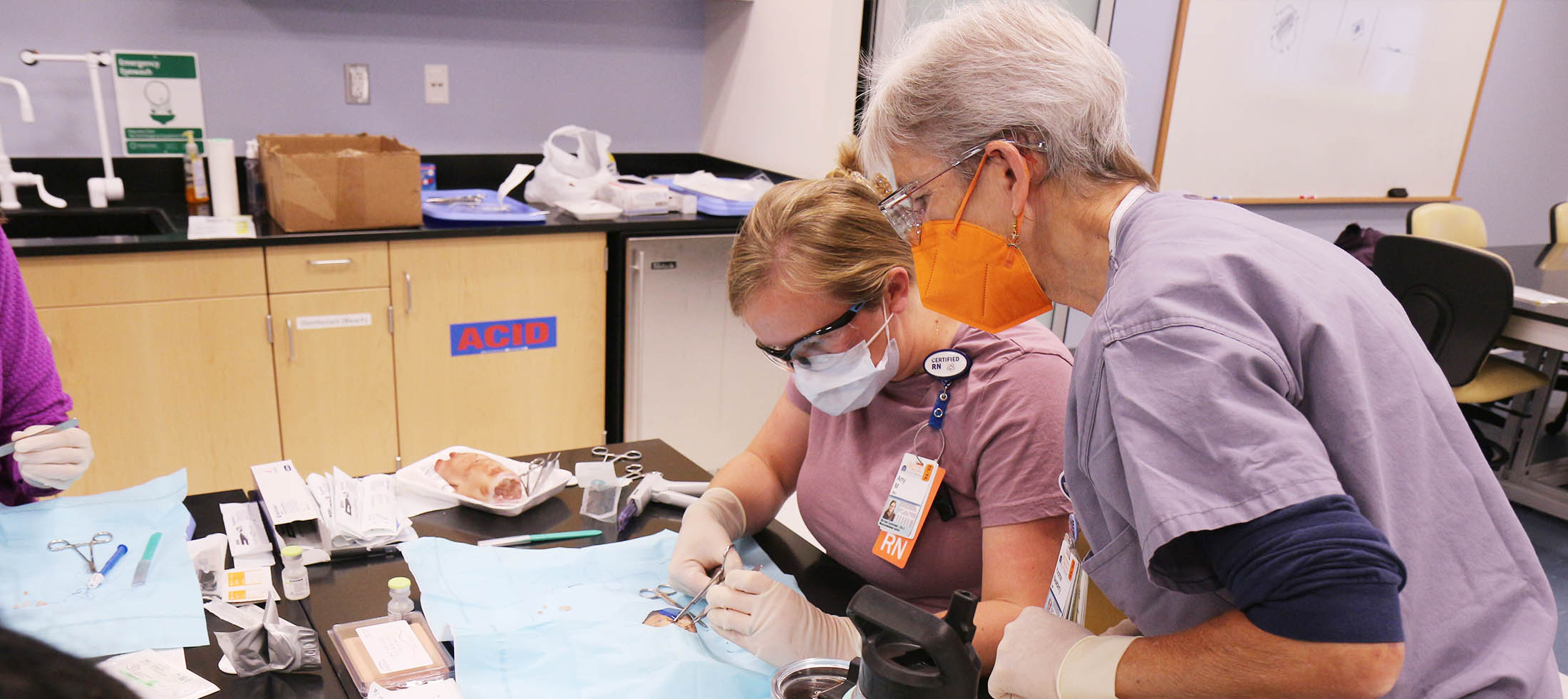 An FNP student in the sim lab with prof. Yvonne Newberry